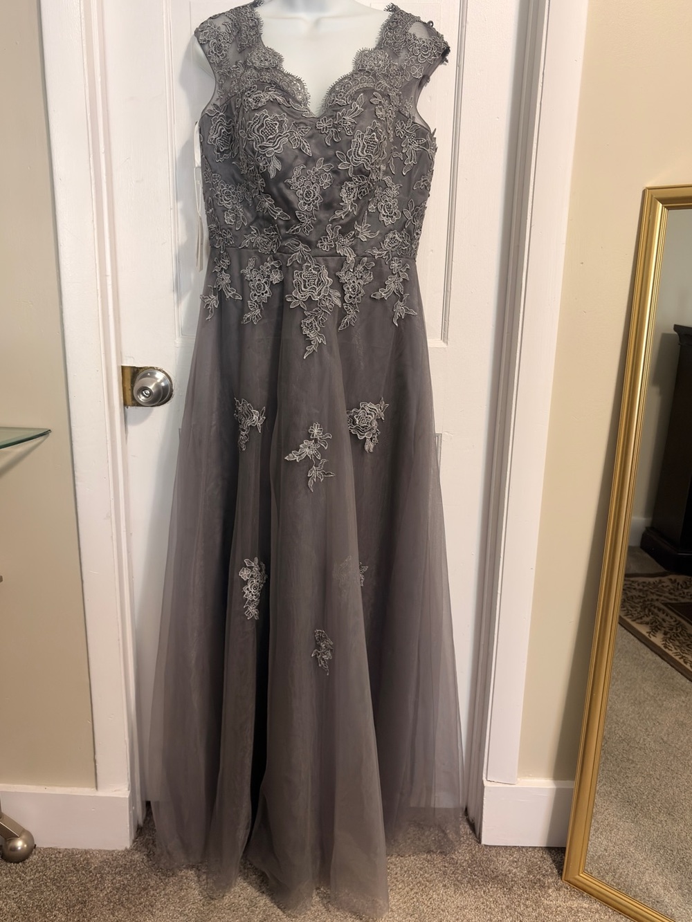 BEAUTIFUL ELEGANT DRESS Gray Lace Appliqué Tulle Evening Gown